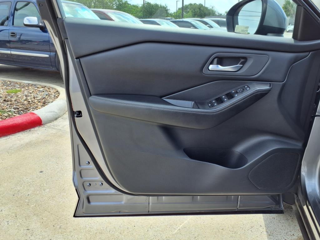 Vehicle image 21 of 31