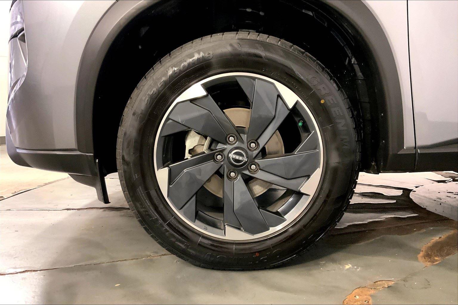 2024 Nissan Rogue SV Image 9 of 32