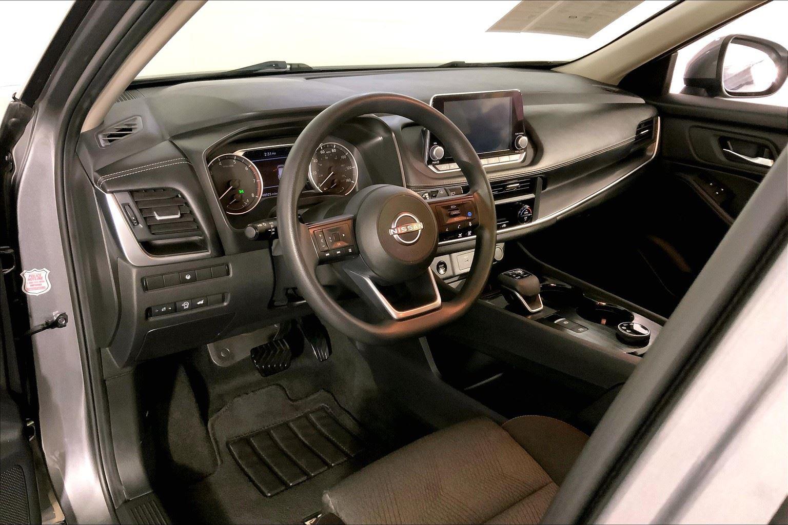 2024 Nissan Rogue SV Image 14 of 32