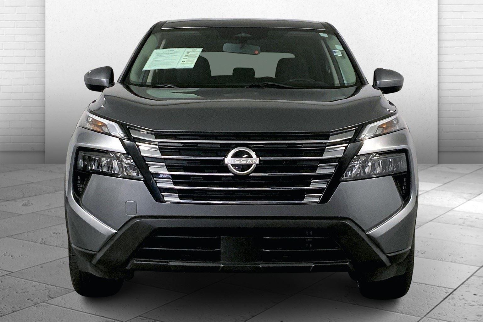 2024 Nissan Rogue SV Image 2 of 32