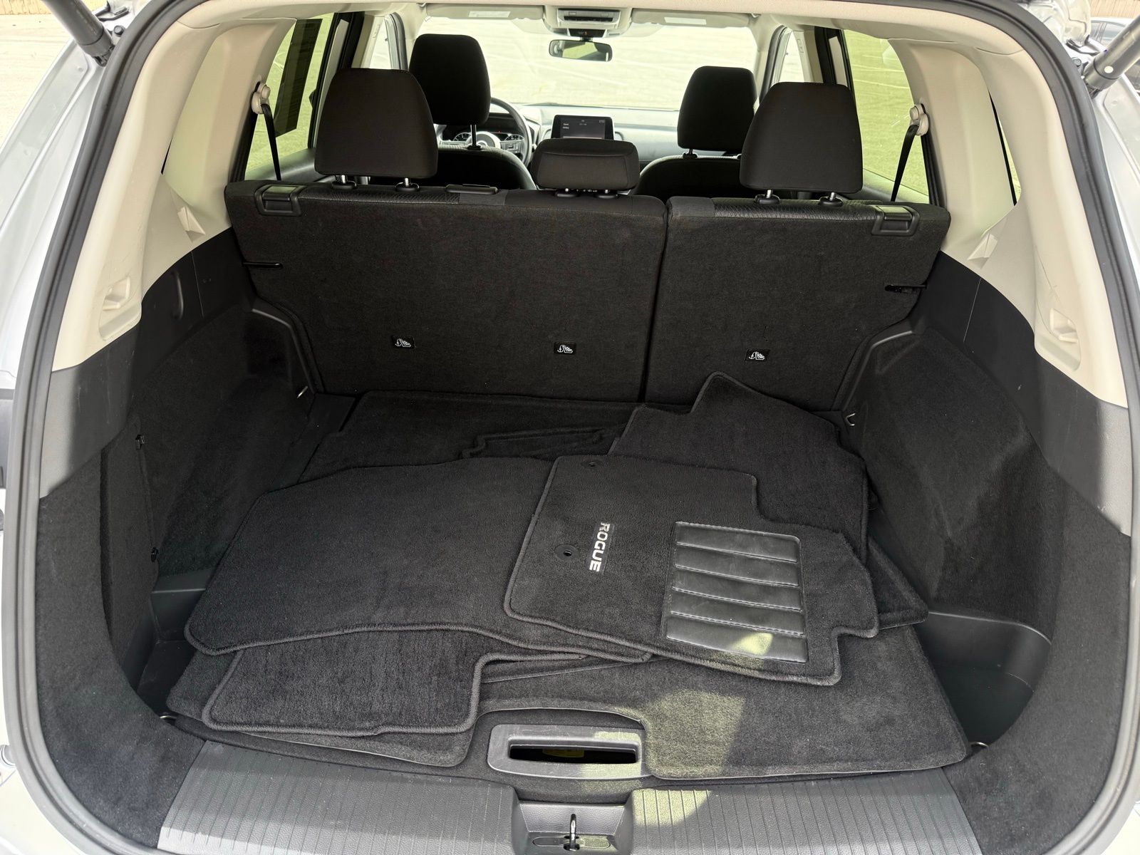 2024 Nissan Rogue SV Image 10 of 33