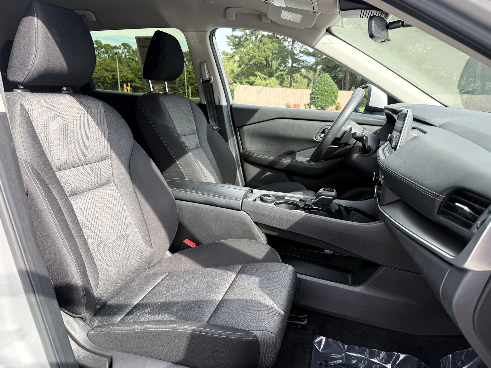 2024 Nissan Rogue SV Image 17 of 33