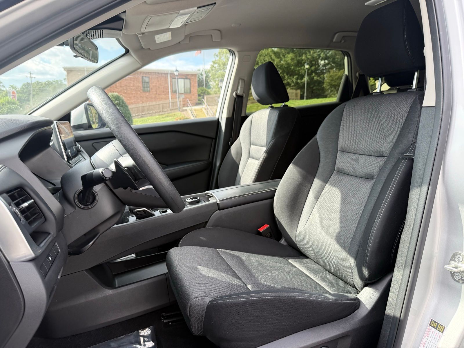 2024 Nissan Rogue SV Image 16 of 33