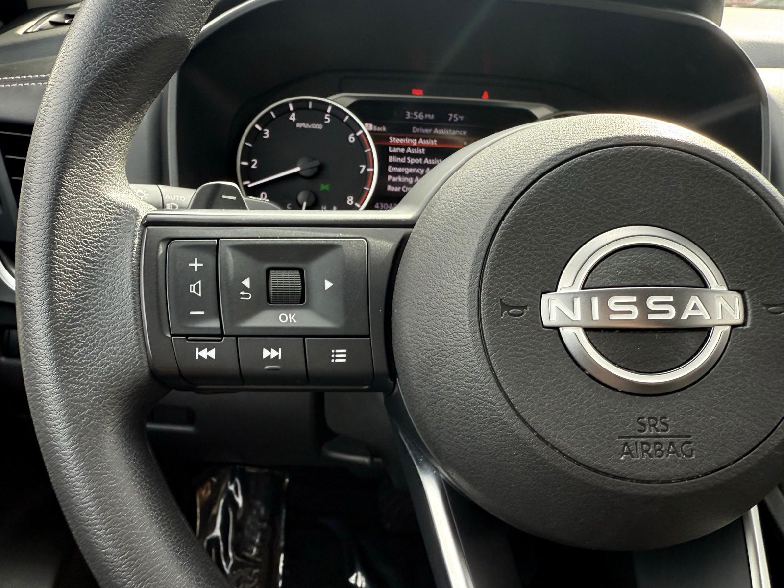 2024 Nissan Rogue SV Image 25 of 33