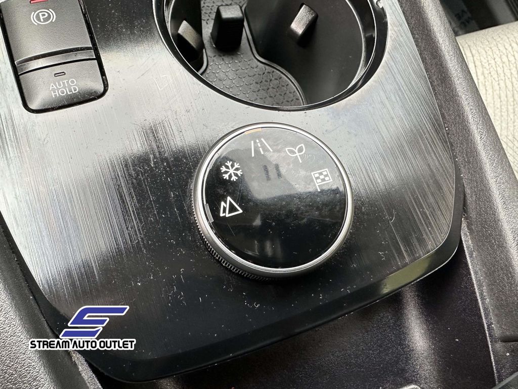 2024 Nissan Rogue SV Image 18 of 36