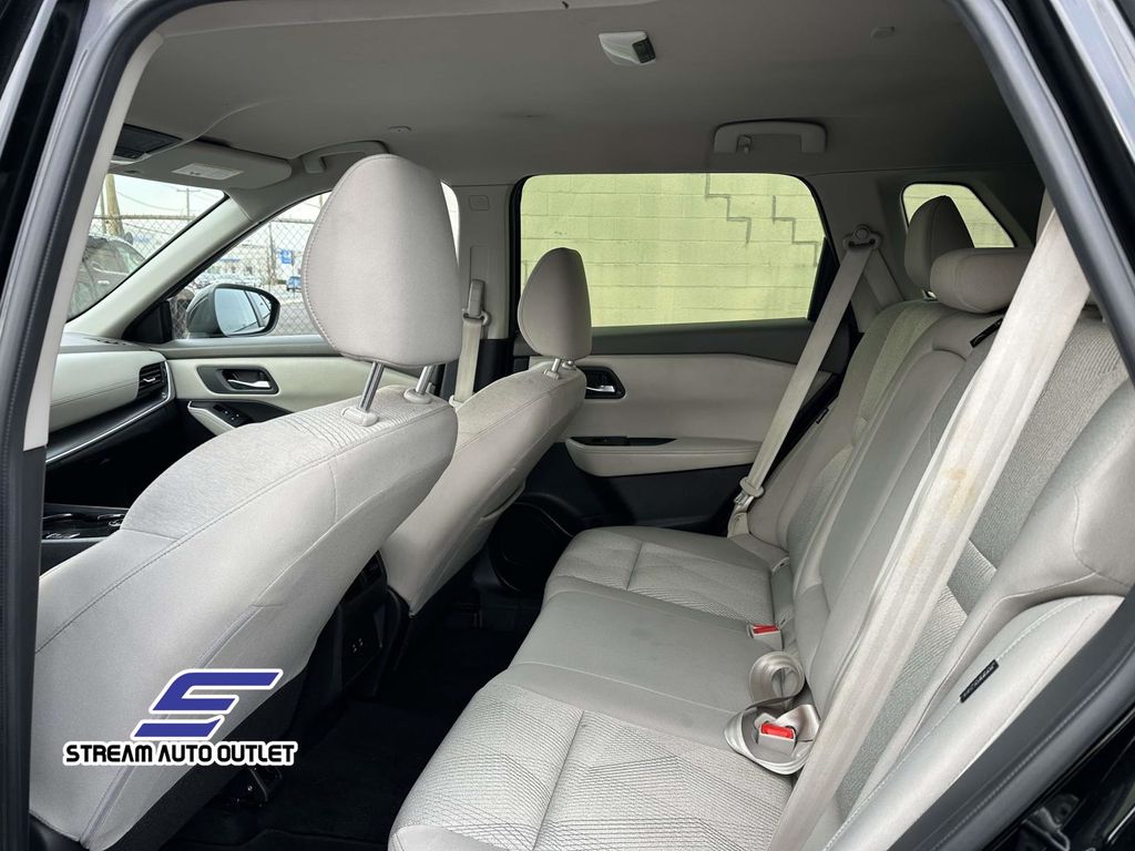 2024 Nissan Rogue SV Image 9 of 36