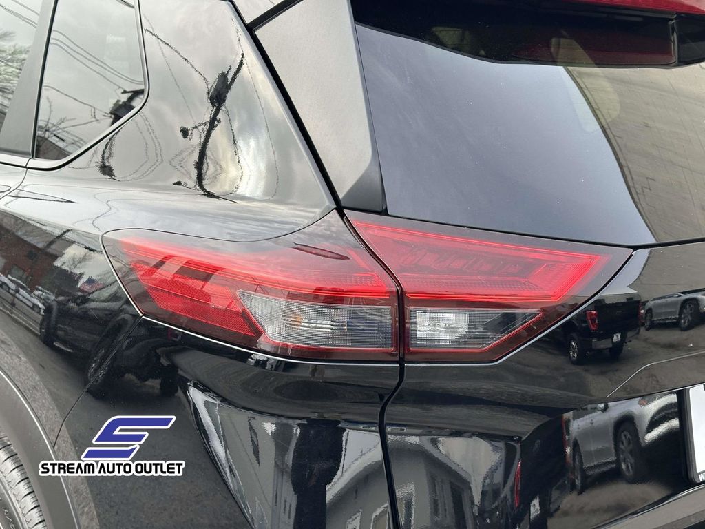 2024 Nissan Rogue SV Image 28 of 36