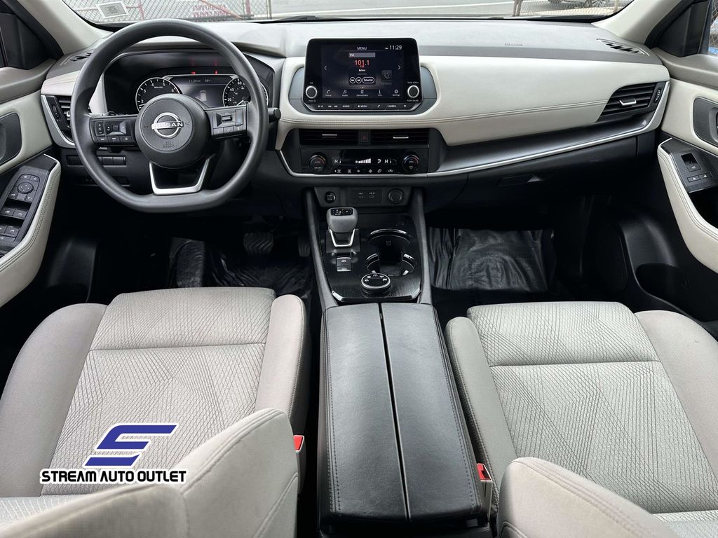 2024 Nissan Rogue SV Image 10 of 36