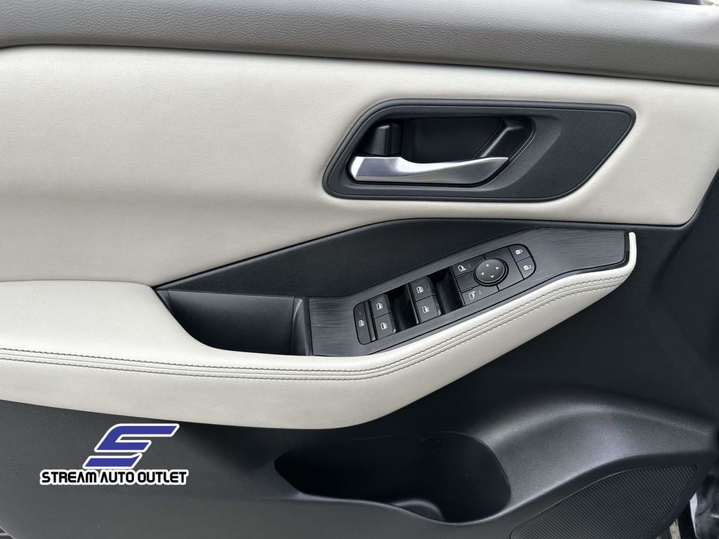 2024 Nissan Rogue SV Image 16 of 36