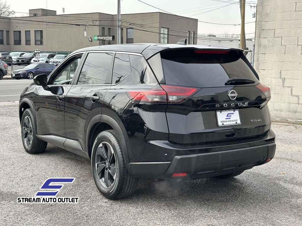 2024 Nissan Rogue SV Image 7 of 36