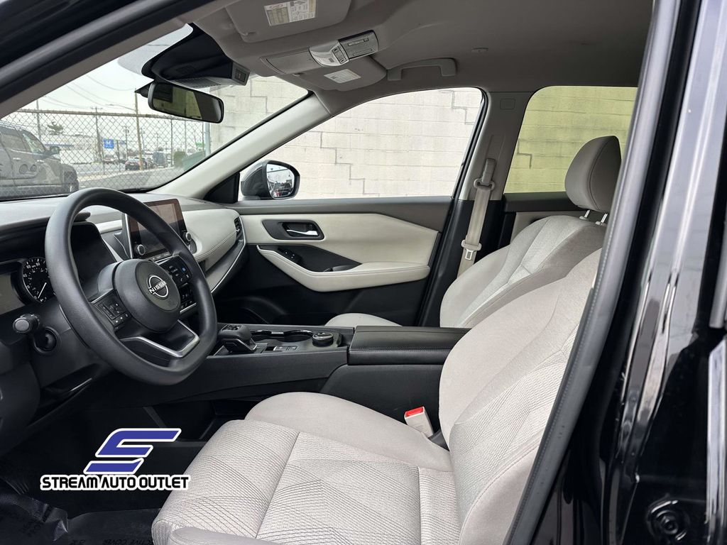2024 Nissan Rogue SV Image 11 of 36