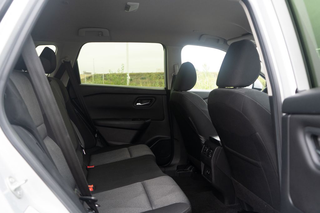 2024 Nissan Rogue SV Image 12 of 37