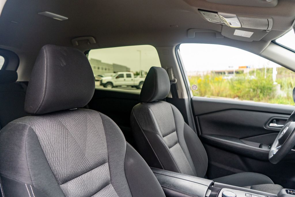 2024 Nissan Rogue SV Image 11 of 37