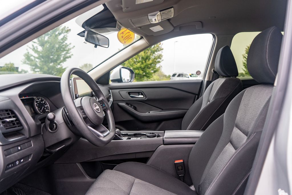 2024 Nissan Rogue SV Image 32 of 37