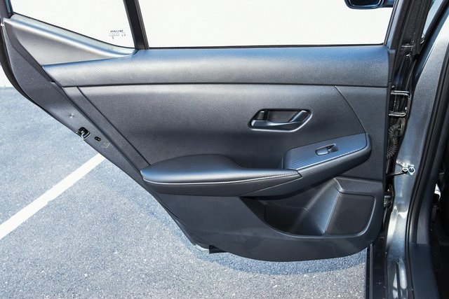 Vehicle image 17 of 37