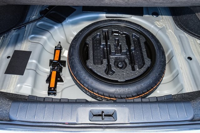 Vehicle image 21 of 37