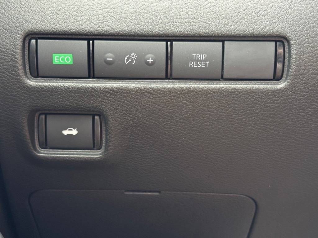 Vehicle image 14 of 22
