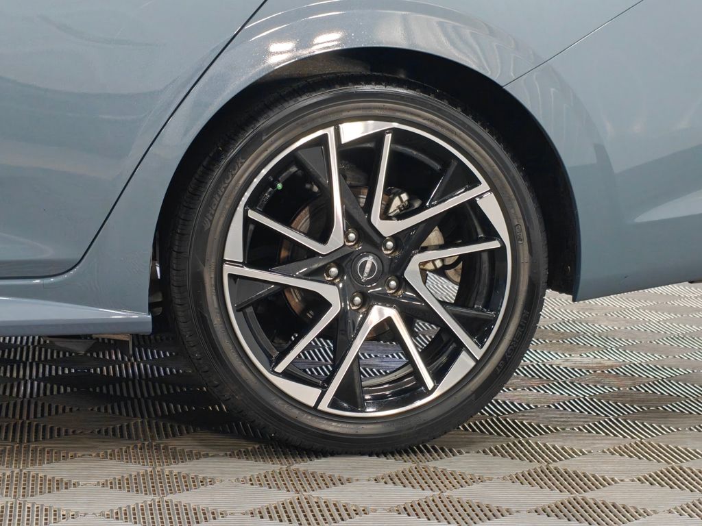 Vehicle image 47 of 52