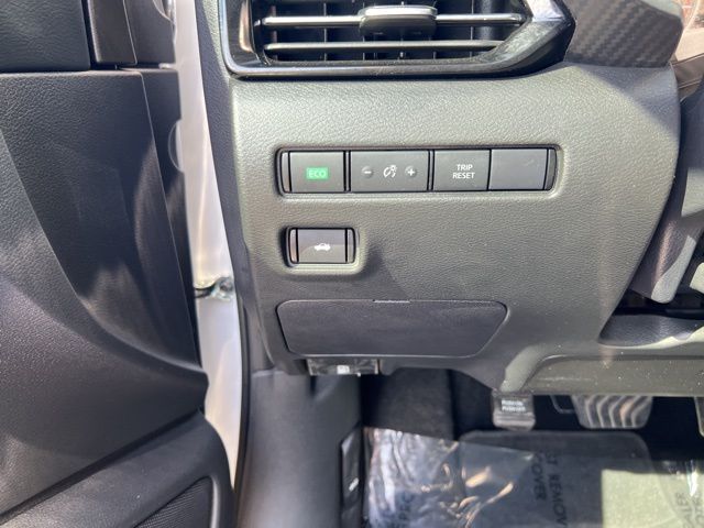 Vehicle image 16 of 19
