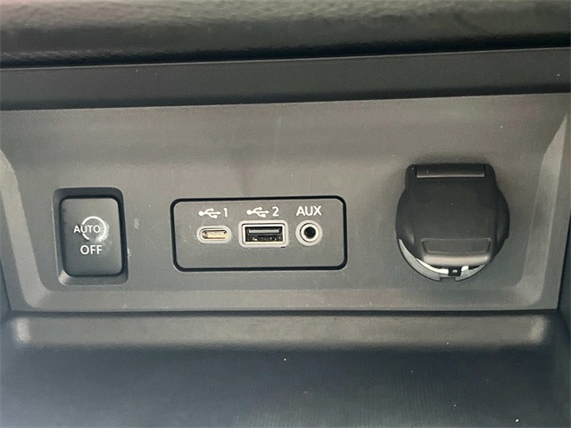 Vehicle image 35 of 42