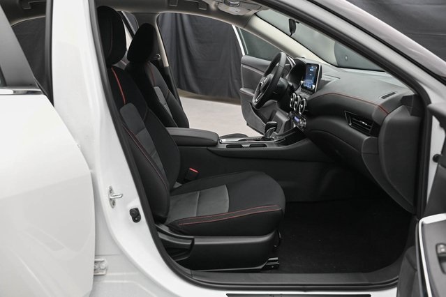 Vehicle image 15 of 32