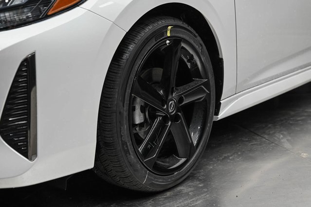 Vehicle image 10 of 32