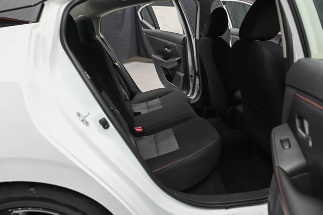Vehicle image 18 of 32