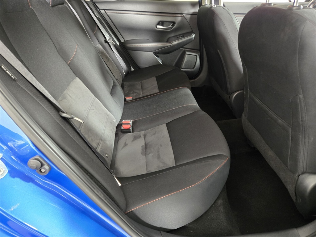Vehicle image 17 of 32