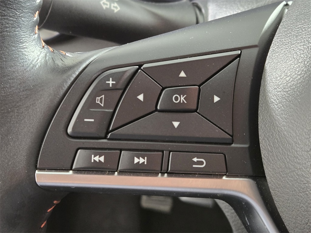 Vehicle image 25 of 32