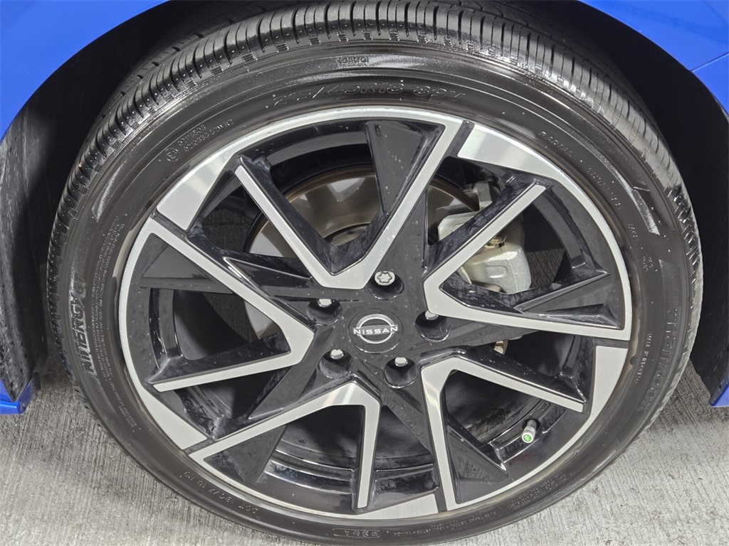Vehicle image 10 of 32