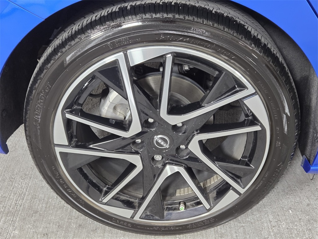 Vehicle image 9 of 32