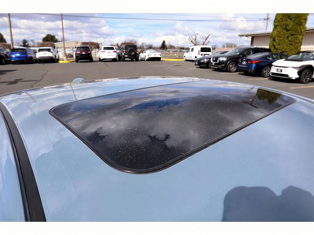 Vehicle image 33 of 40
