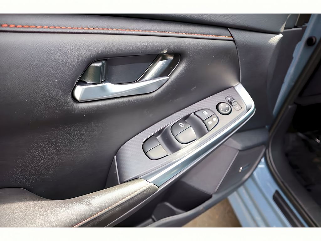Vehicle image 11 of 40