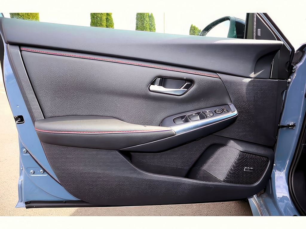 Vehicle image 10 of 40