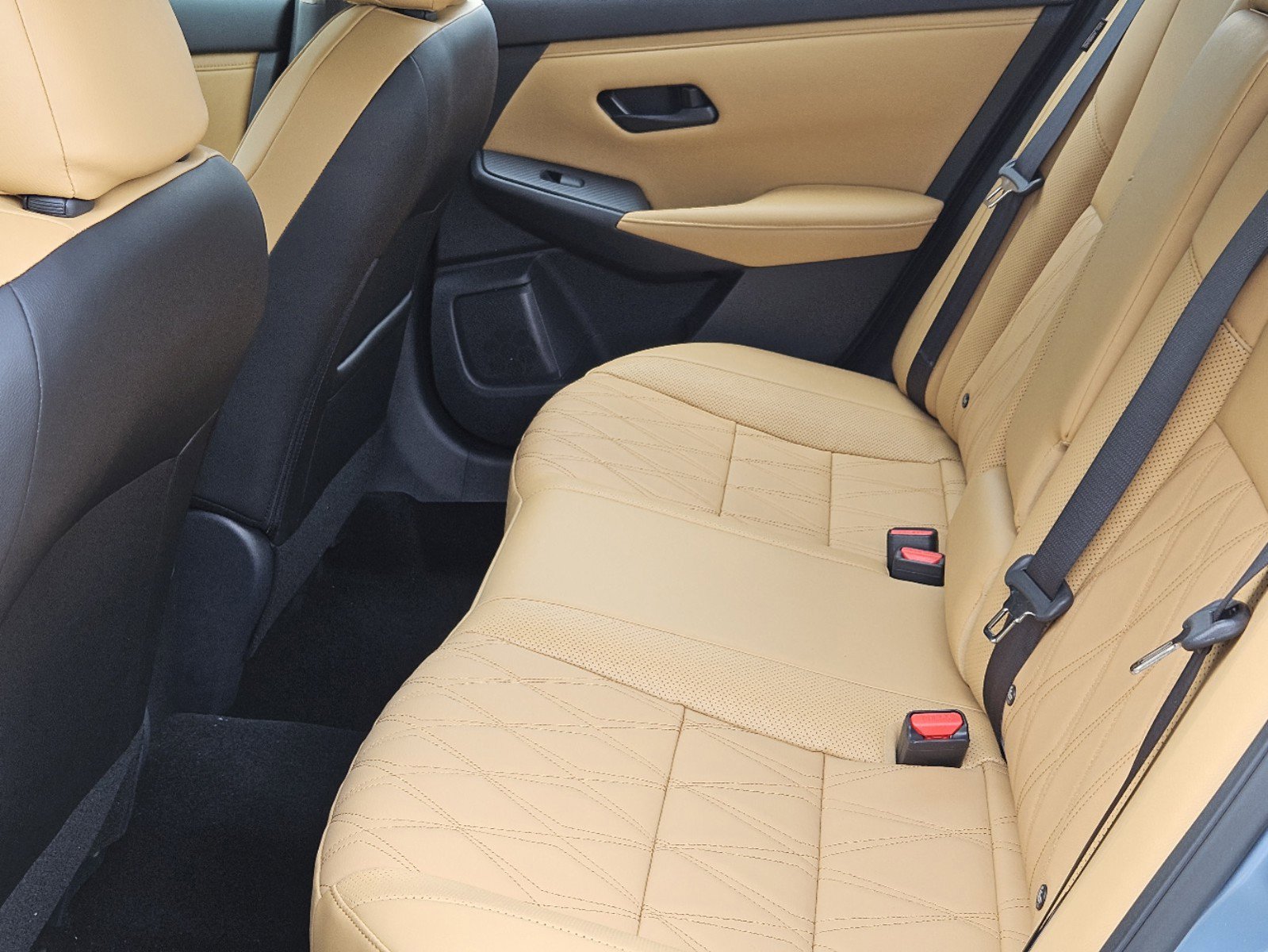 Vehicle image 21 of 23