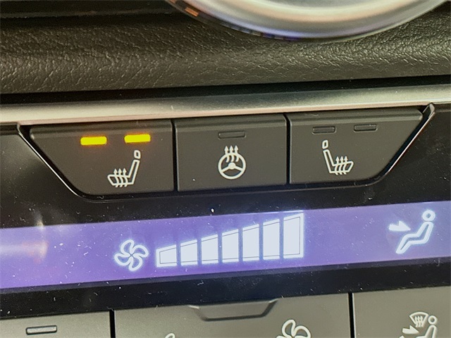 Vehicle image 21 of 28