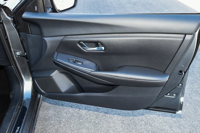Vehicle image 21 of 36