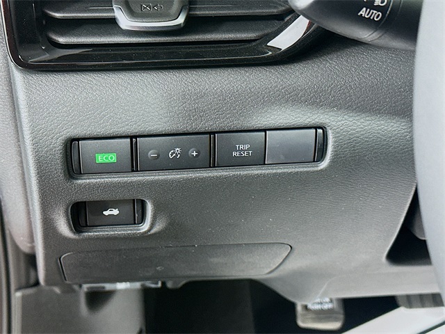 Vehicle image 13 of 28