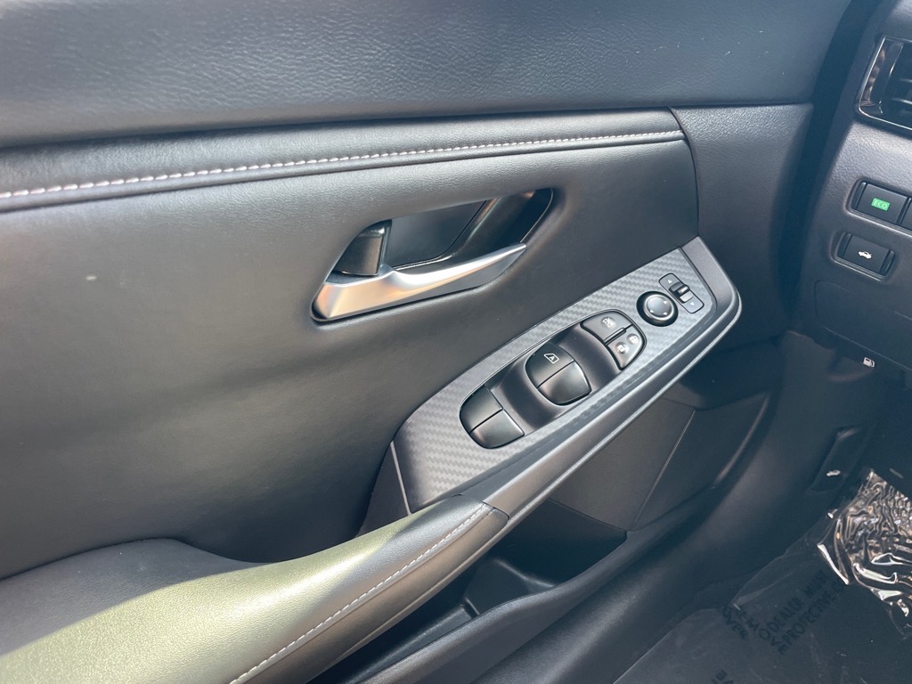 Vehicle image 23 of 25