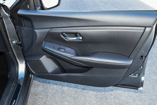 Vehicle image 21 of 36