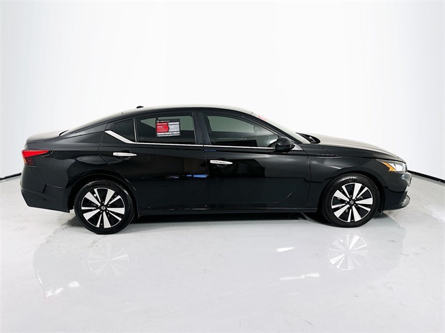 Vehicle image 3 of 28