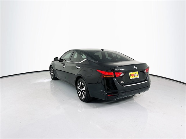 Vehicle image 7 of 28