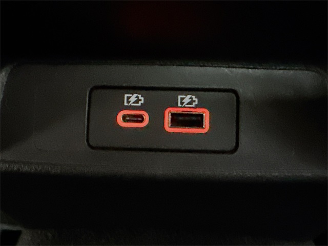 Vehicle image 25 of 28