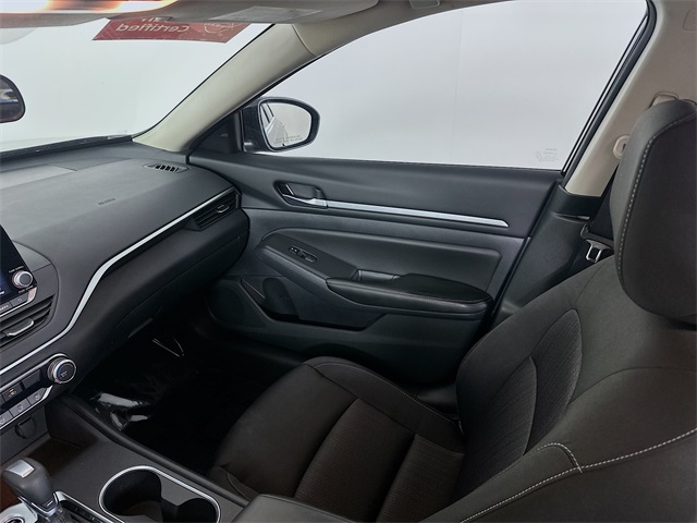 Vehicle image 23 of 28