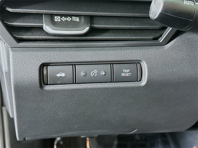Vehicle image 13 of 28