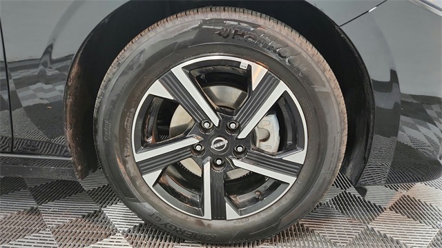 Vehicle image 22 of 24