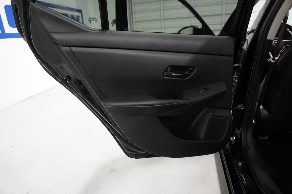 Vehicle image 27 of 30