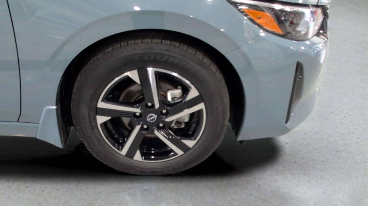 Vehicle image 11 of 32