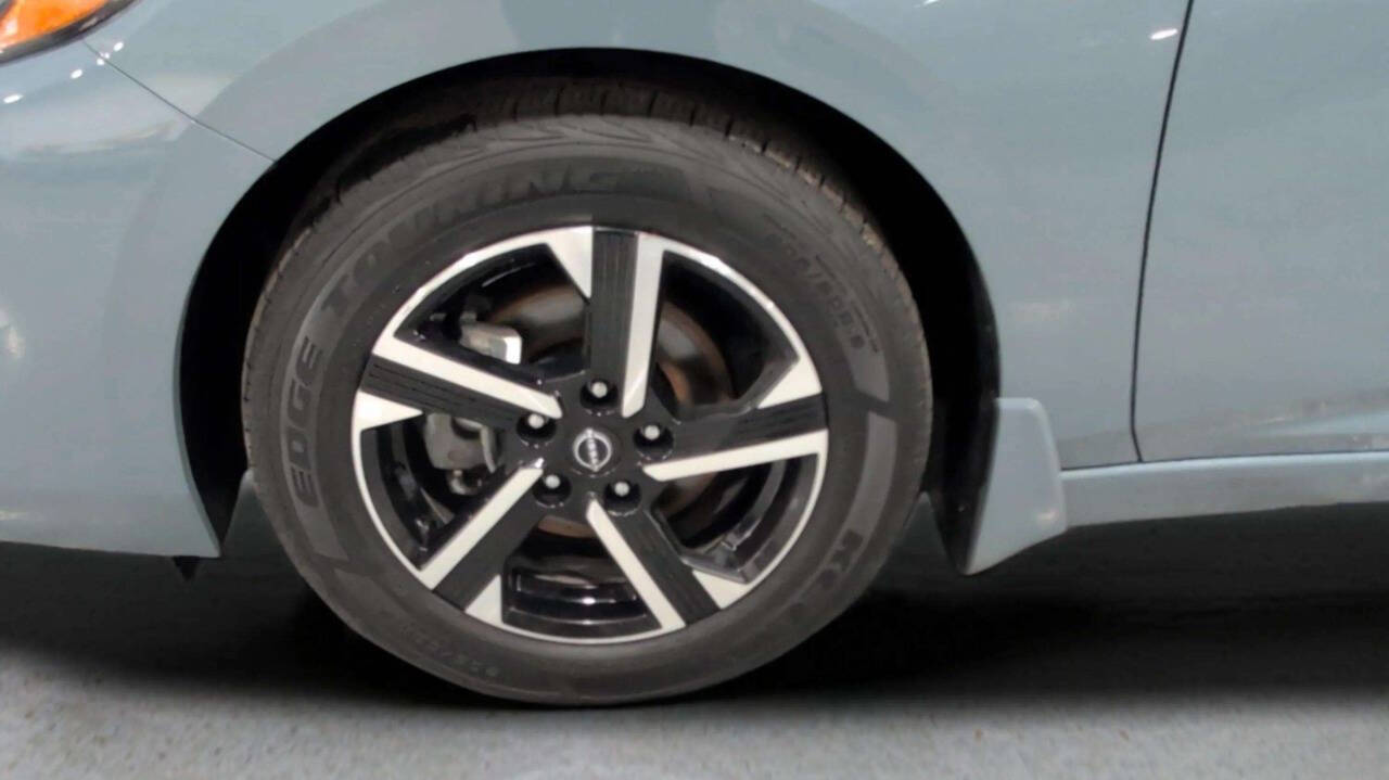 Vehicle image 10 of 32
