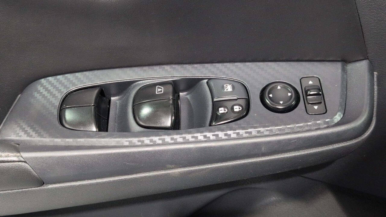 Vehicle image 27 of 32